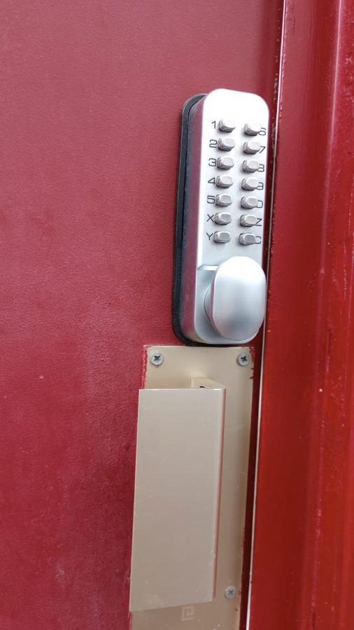 Guesthouse Familial Pour 2,3,4 Personnes De 44M2- Accessible Handic -Rez De Chaussee-Vues Sur Rue Et Patio Prive - Sejour, Chambre Separee-Cuisine,Salle De Bain,Lit Double Et Canape-Lit 2Pers-Entree De La Rue Berzelius-5 Minutes Du Metro Brochant-Lig Paris Exterior foto