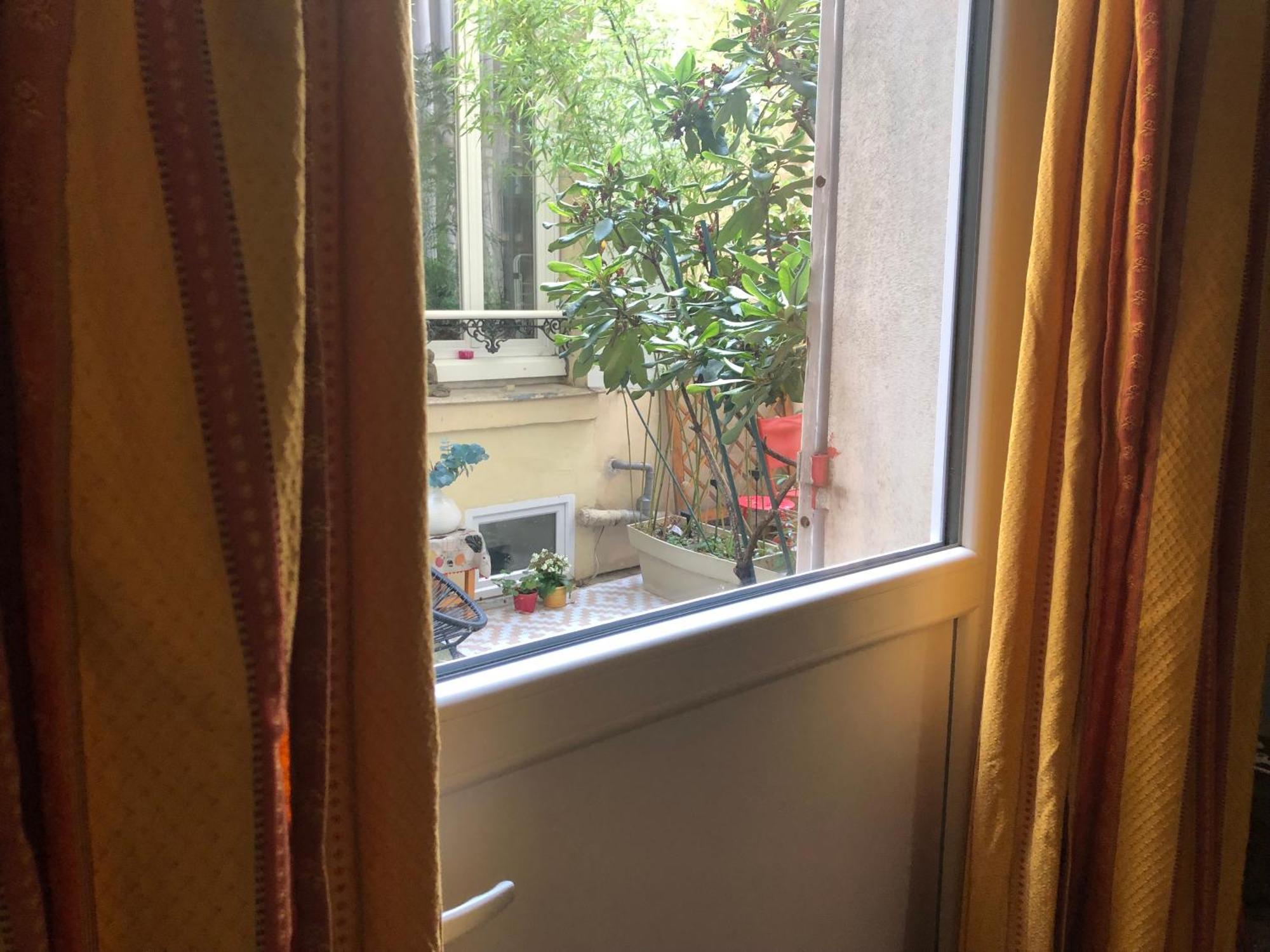 Guesthouse Familial Pour 2,3,4 Personnes De 44M2- Accessible Handic -Rez De Chaussee-Vues Sur Rue Et Patio Prive - Sejour, Chambre Separee-Cuisine,Salle De Bain,Lit Double Et Canape-Lit 2Pers-Entree De La Rue Berzelius-5 Minutes Du Metro Brochant-Lig Paris Exterior foto