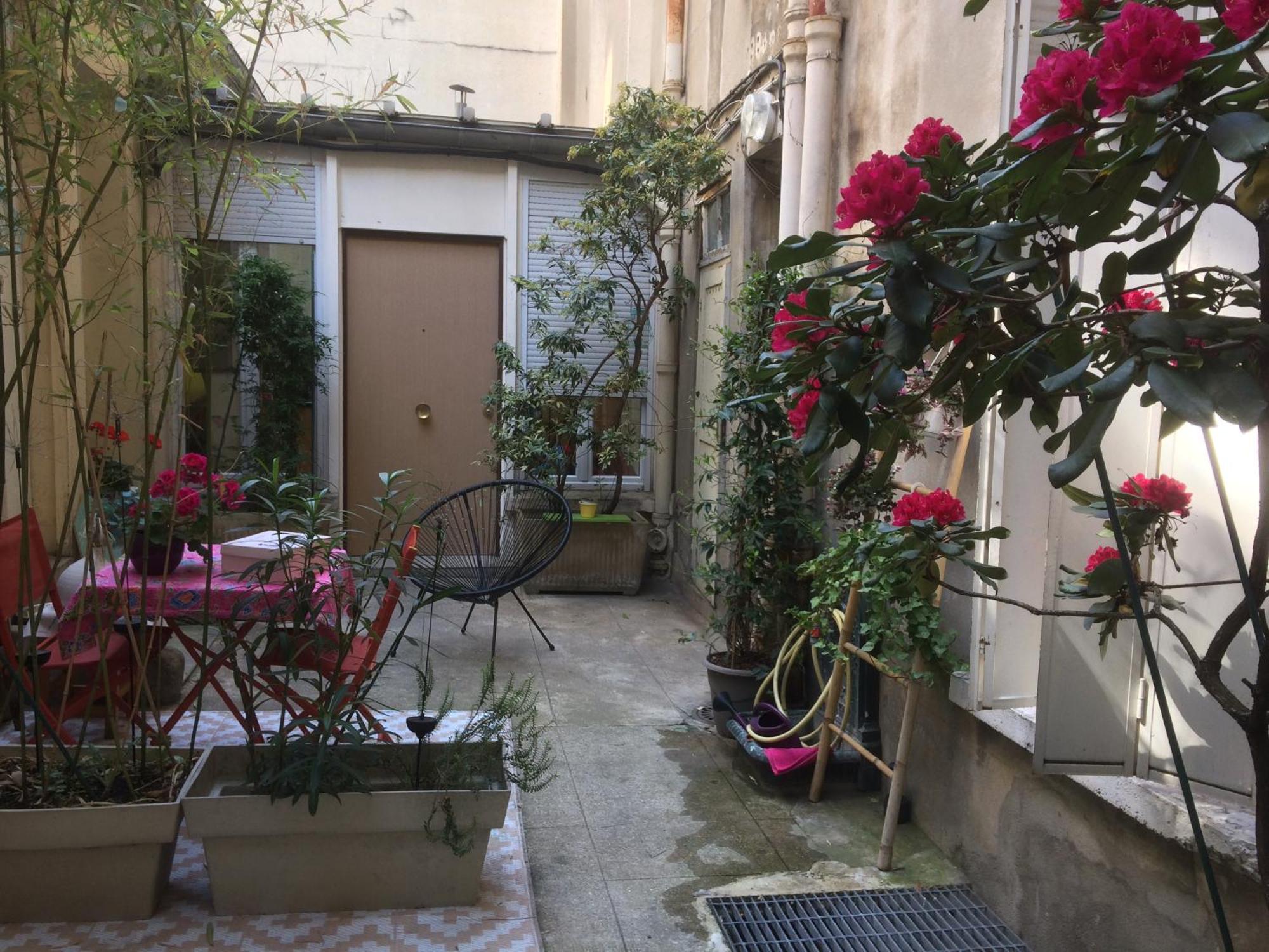 Guesthouse Familial Pour 2,3,4 Personnes De 44M2- Accessible Handic -Rez De Chaussee-Vues Sur Rue Et Patio Prive - Sejour, Chambre Separee-Cuisine,Salle De Bain,Lit Double Et Canape-Lit 2Pers-Entree De La Rue Berzelius-5 Minutes Du Metro Brochant-Lig Paris Exterior foto